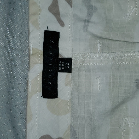 Light colored camo print skirt - Picture 2 of 4